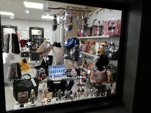 Photo n°5 de Hair Style à La Chapelle-Vendômoise (Magasin de maroquinerie)