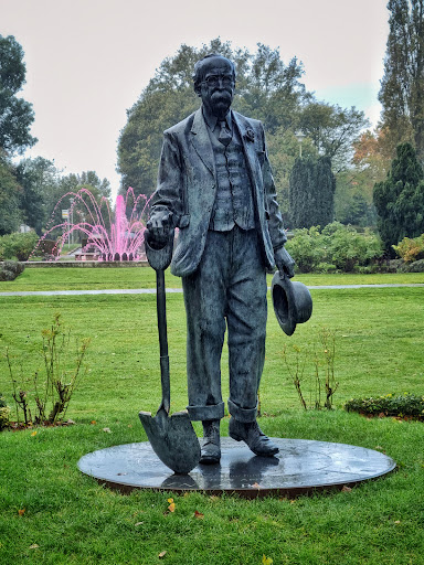 Ebenezer Howard Statue Logo