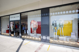 Photo n°1 de TOMMY HILFIGER à Pont-Sainte-Marie (Magasin de vêtements pour femmes)