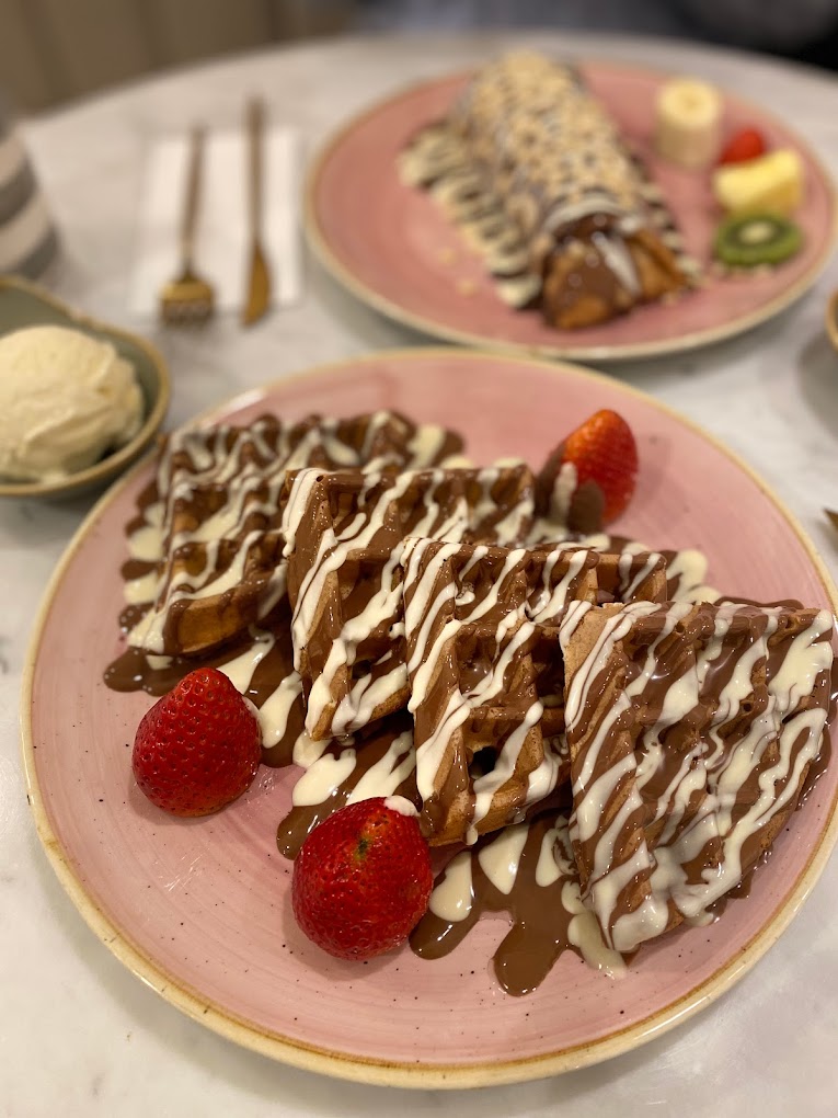 Indulge in the sweetest treats the city has to offer with our guide to late-night desserts in London. From creamy gelato to decadent waffles and everything in between, satisfy your sweet tooth with these 26 delicious dessert places open late. #Londonfoodie #desserts | Late Night Dessert London | Late Night Dessert Places In London | Best Late Night Dessert London | Late Night Dessert Places London | Dessert Places Open Late London | Best Desserts In London | Places To Eat In London #londonguide