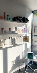 Photo n°5 de Yan's Coiffure à Neuilly-sur-Seine (Magasin de produits de beauté)