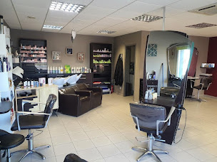 Photo n°8 de LE SALON 1711 à Saône (Salon de coiffure)