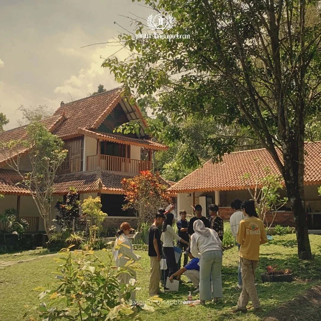 Villa by Joglo Trisaputran
