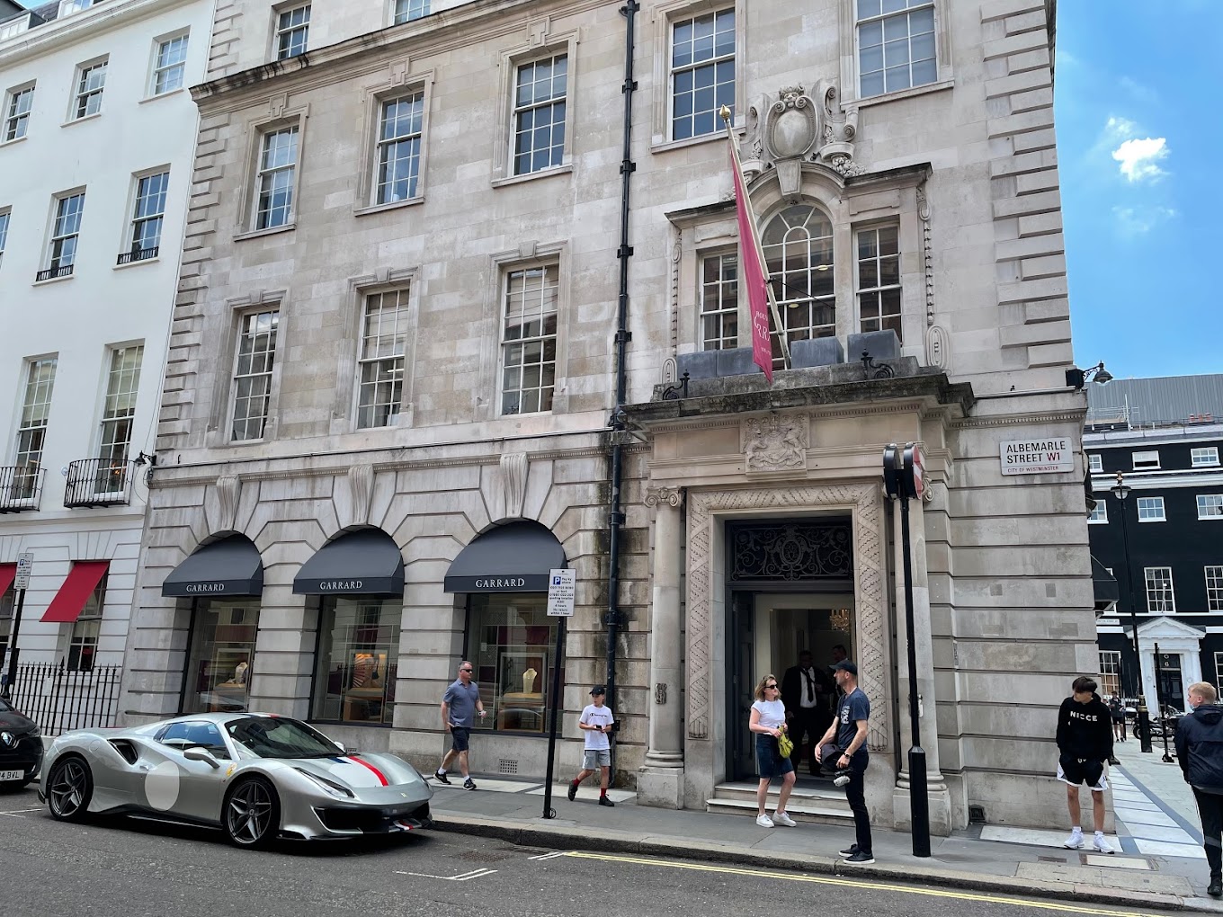 London's Bond Street is known for its high-end luxury shops and boutiques, including jewellers. Some of the most famous jewellers on Bond Street include Cartier, Bulgari, Tiffany & Co., Van Cleef & Arpels, and Graff.