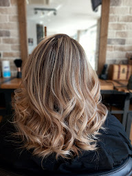 Photo n°11 de Camille Coiffure à Neuilly-en-Thelle (Salon de coiffure)