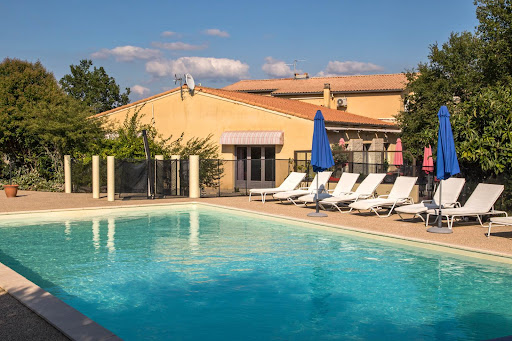 Photo de Roulottes et Cabanes de Saint Cerice / gite, HEBERGEMENT, cabane INSOLITE, SPA privatif et SAUNA en ARDECHE à Vogüé (07200)