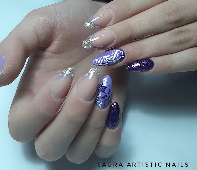 Laura artistic nails