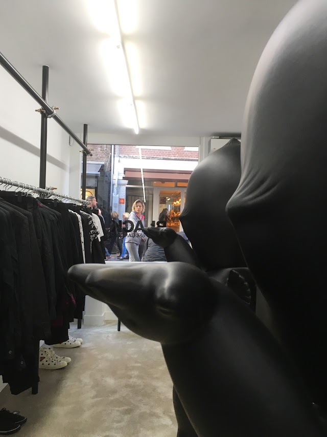 BLACK Comme des Garçons