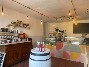 Photo n°6 de Le Comptoir du Pied de la Lettre - Cave à vins, traiteur, épicerie fine, dégustation de vin à Grignan (Cave à vins)