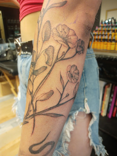 Opinii despre L'abbatiale Tattoo Shop în Caen - Tatoueur