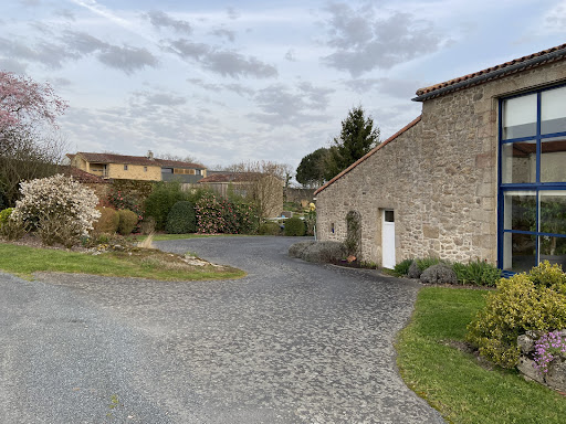 Photo de Gîte Le Puy Simbert (gîte de groupe avec piscine en Vendée, proche Puy du Fou)