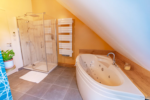 Photo de Le Jardin Des 4 Saisons Gîte Chambre Piscine Climatisation Proche Le Mans à Changé (72560)