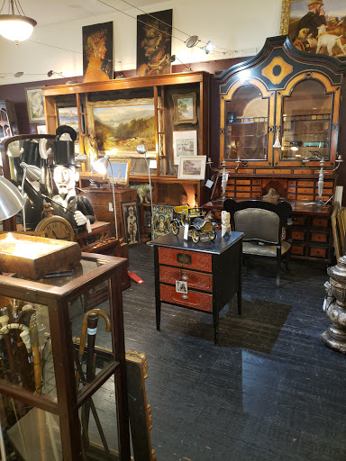 Baker's Dozen Antiques Gallery - United States