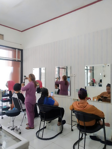 Manda Salon