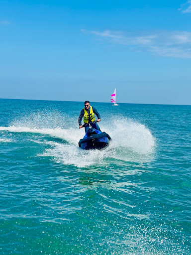 Photo de CABOURG JET - Scooter des mers, bouée tractée, flyboard à Cabourg (14390)