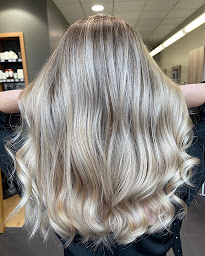 Photo n°4 de Shine Coiffeurs Les Fourches à Clermont-Ferrand (Salon de coiffure)