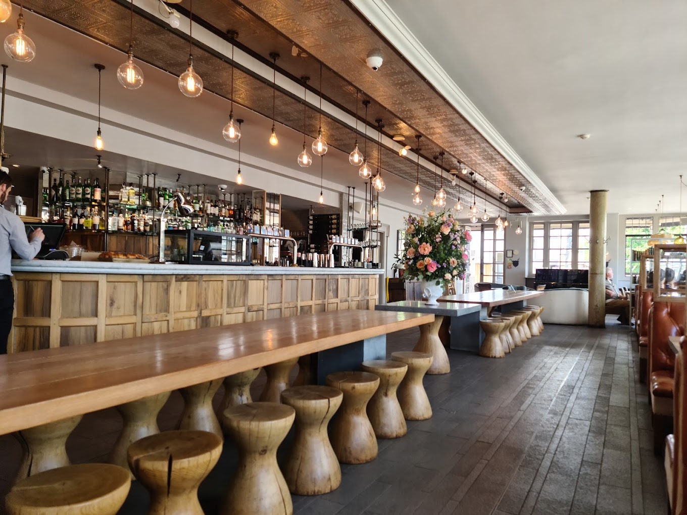 Discover the top bars in London with stunning views of the city skyline. From rooftop bars to riverside pubs, our guide will take you on a journey through the best places to sip a cocktail and take in the breathtaking views of London's iconic landmarks. #londonnightlife #londonbars | The Best Bars In London | London Bars With Views | Best Bars With City View In London | Best Places For Drinks In London | London Nightlife Guide | Best Nightlife Areas In London