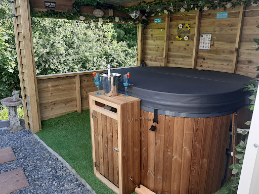 Min yr Afon Shepherds huts