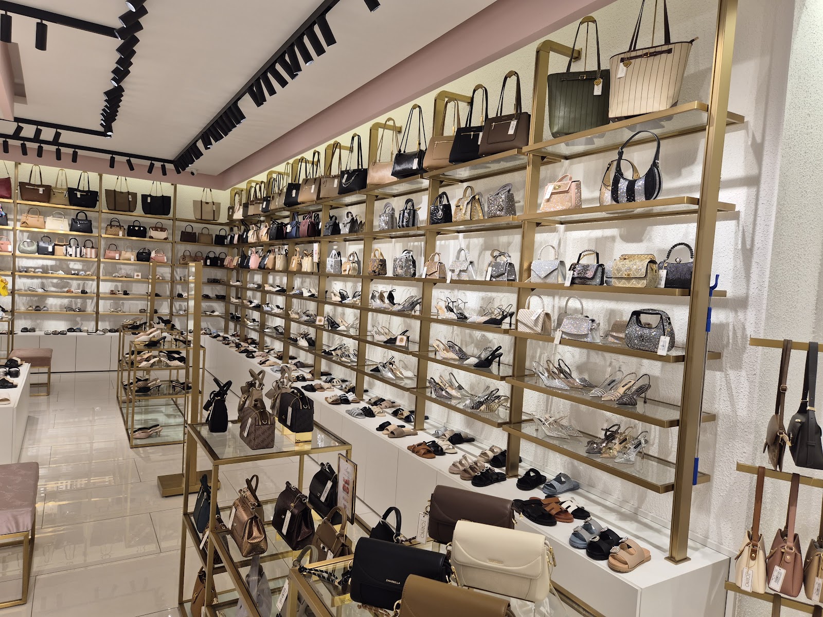 Torino Shoes Khorfakkan - صورة 2