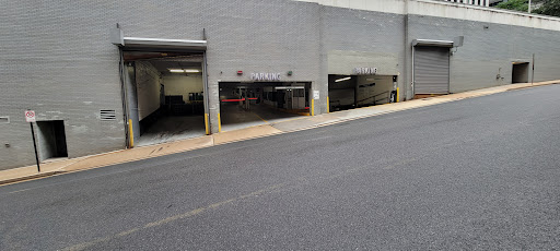 1501/1515 Wilson Boulevard Monthly Parking Entrance - Thumbnail