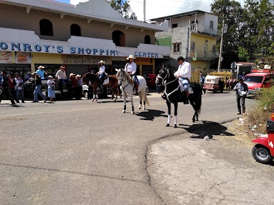Photos of Monroy Shopping Center.