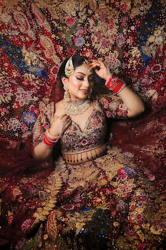Colours Academy  is the place for creative and customised Makeups of all your special gatherings…