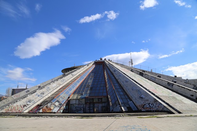 Pyramide de Tirana