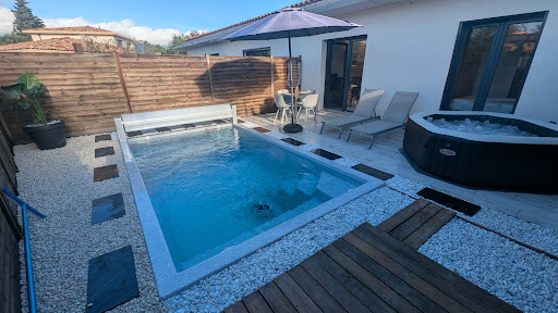 Photo de Gîtes Domaine de la Chapelle avec piscine chauffée et Jacuzzi privatifs / Côte d'Azur à Roquefort-les-Pins (06330)