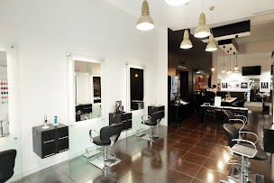 Photo n°27 de Dumazet Beaute à Marseille (Salon de coiffure)