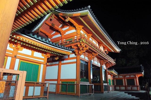 Yasaka-Jinja Shrine Nishiromon Gate