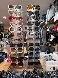 Photo n°16 de VINTAGE MANIA Boutique de prêt-à-porter Femme & homme à Paris Châtelet- Les Halles. à Paris (Magasin de vêtements vintage)