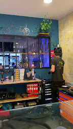 Photo n°4 de Atelier Vélo Boulon Plaquette - Réparateur Vendeur Loueur de vélo Bordeaux Saint Jean à Bordeaux (Magasin de vélos d'occasion)