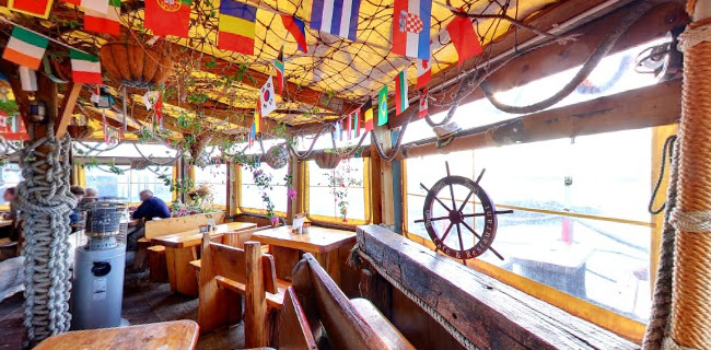 Manou's Waterfront Cafe & Restaurant Open Times