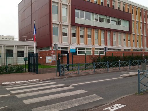 School Group Pierre De Coubertin - Thumbnail