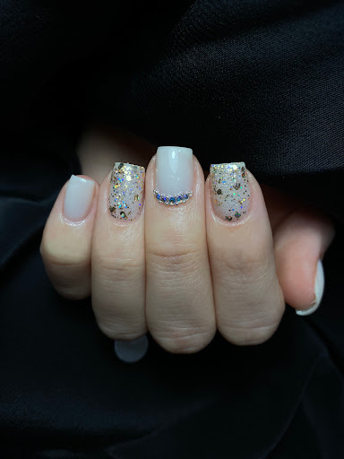 Maeva cnails Logo