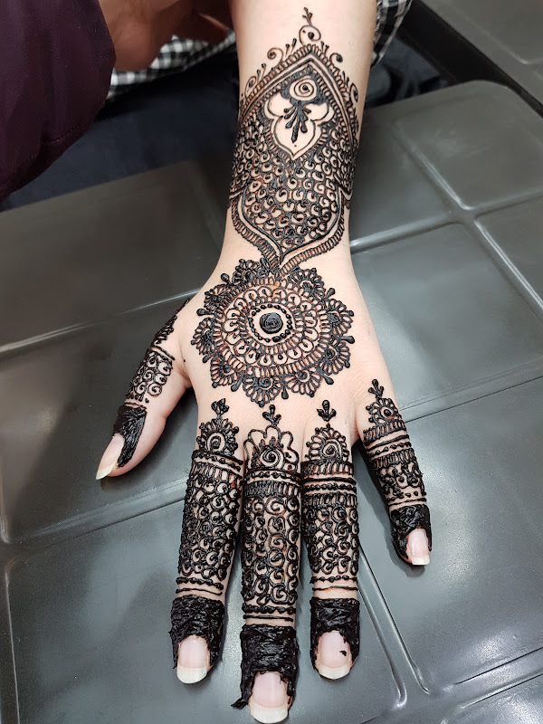 Mehndi artist photo 2