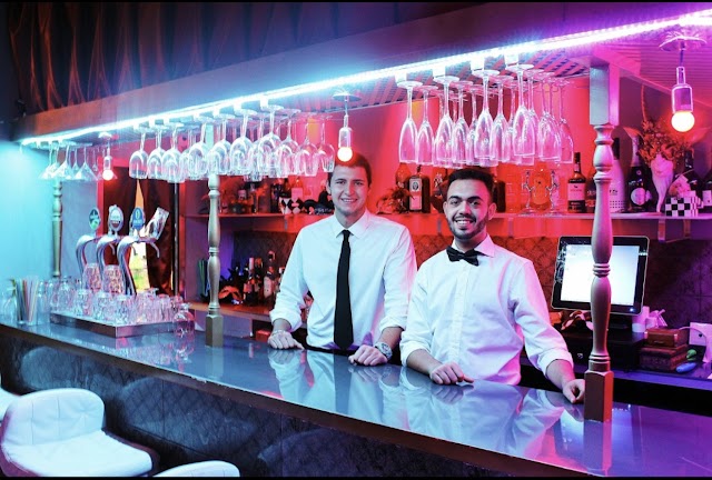 Guapatini’s Show Bar
