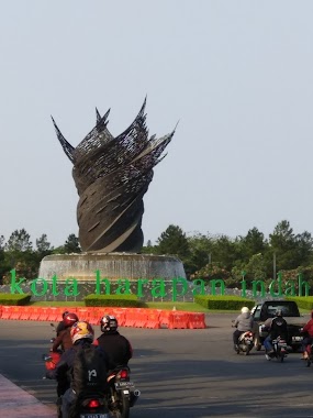 Bunderan Kota Harapan Indah, Author: Ibnu Abbas