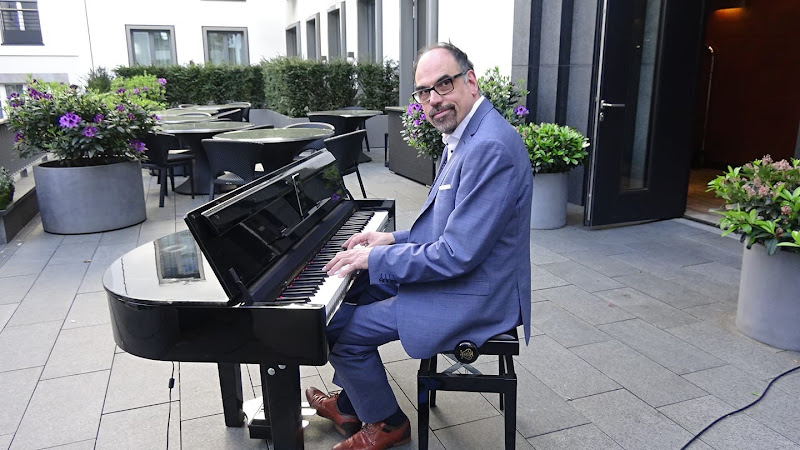 Klaus Klaas entertainment photo