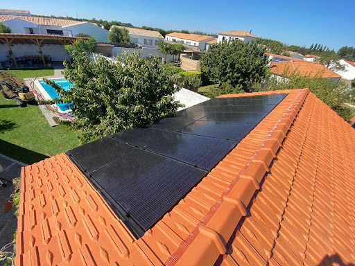 Photo de Installateur panneaux solaires &amp; couvreur La Rochelle - SUN LR