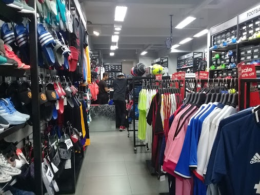 Adidas Outlet Rawamangun, Author: Abar