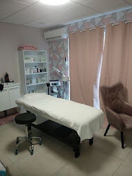 Photo n°2 de Planet Hair Coiffure Esthetique Barbier UV prothesiste capillaire agrée à Audruicq (Salon de manucure)