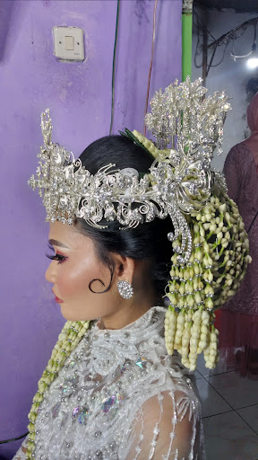 Qhaniya Beauty Salon ( Nur Rias )