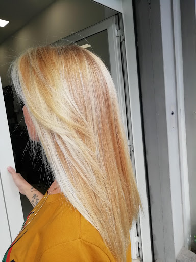 ACUNZO PARRUCCHIERI hair and beauty