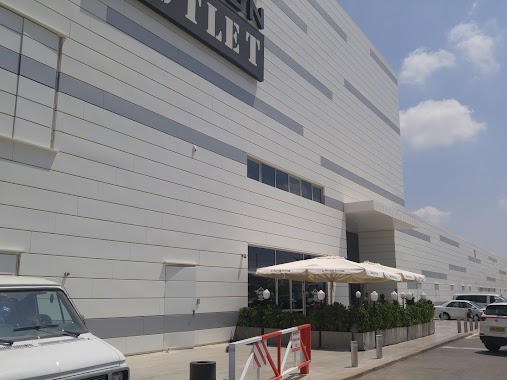 Big fashion outlet, Author: Maor Yichyeh