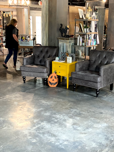 Bombshell Salon and Spa - Visual