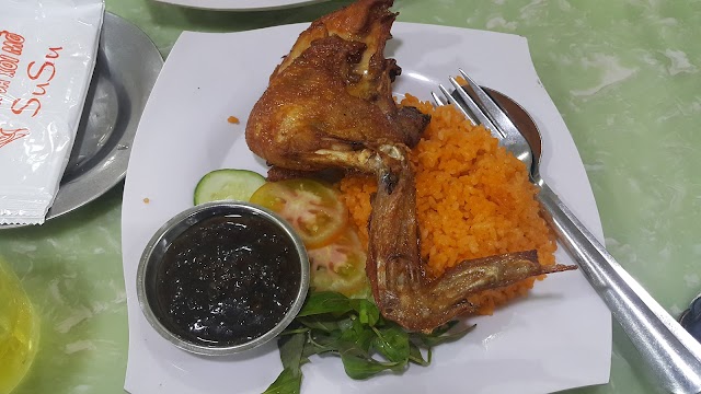 Cơm gà xối mỡ Su Su