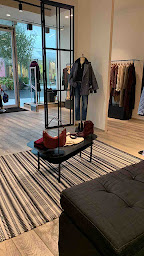 Photo n°6 de ba&sh - Lyon Village - Outlet à Villefontaine (Magasin de chaussures)