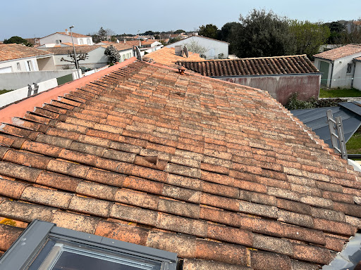 Photo de CAPELLO Youri : Couverture toiture en Charente Maritime. Peinture, service de nettoyage à Essouvert (17400)