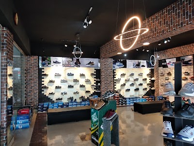 Skechers سکيچر بوټونه